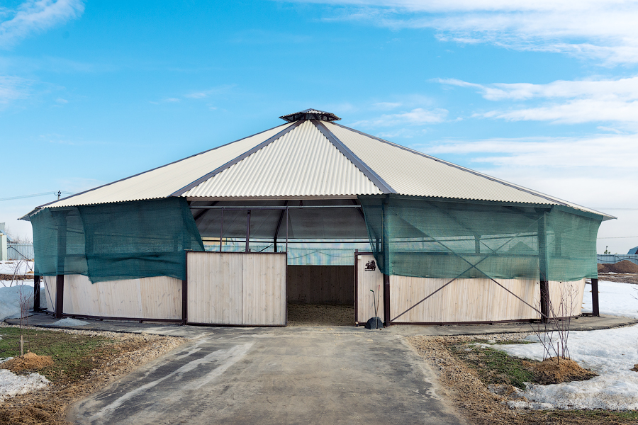 Вход в круглый манеж Вход в круглый манеж